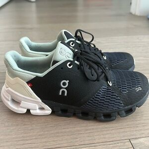 Women’s ON Running Cloudflyer Shoes Sz 7.5